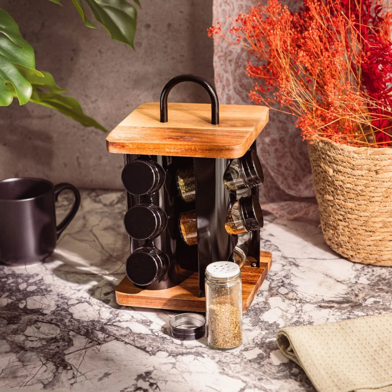 Set 12 recipiente pentru condimente si suport Lenne, Homla, 16x16x28 cm, sticla/lemn/inox, negru/maro Set 12 recipiente pentru condimente si suport Lenne, Homla, 16x16x28 cm, sticla/lemn/inox, negru/maro