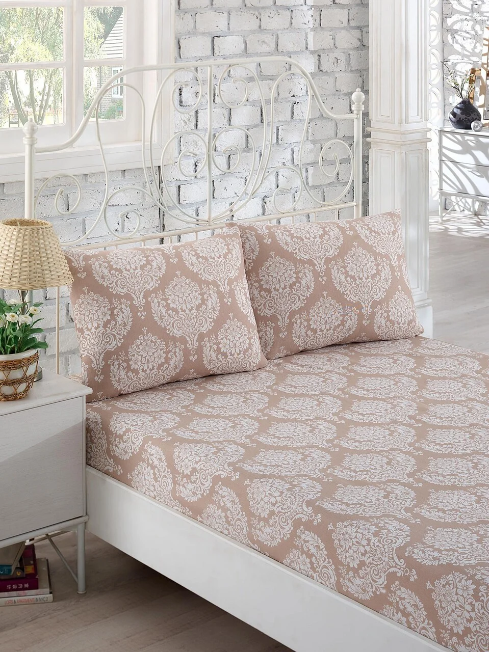 Set de pat dublu (cearceaf cu elastic si perne) 3 piese, L'essentiel Maison, Post, 65% bumbac/35% poliester, Maro Set de pat dublu (cearceaf cu elastic si perne) 3 piese, L'essentiel Maison, Post, 65% bumbac/35% poliester, Maro