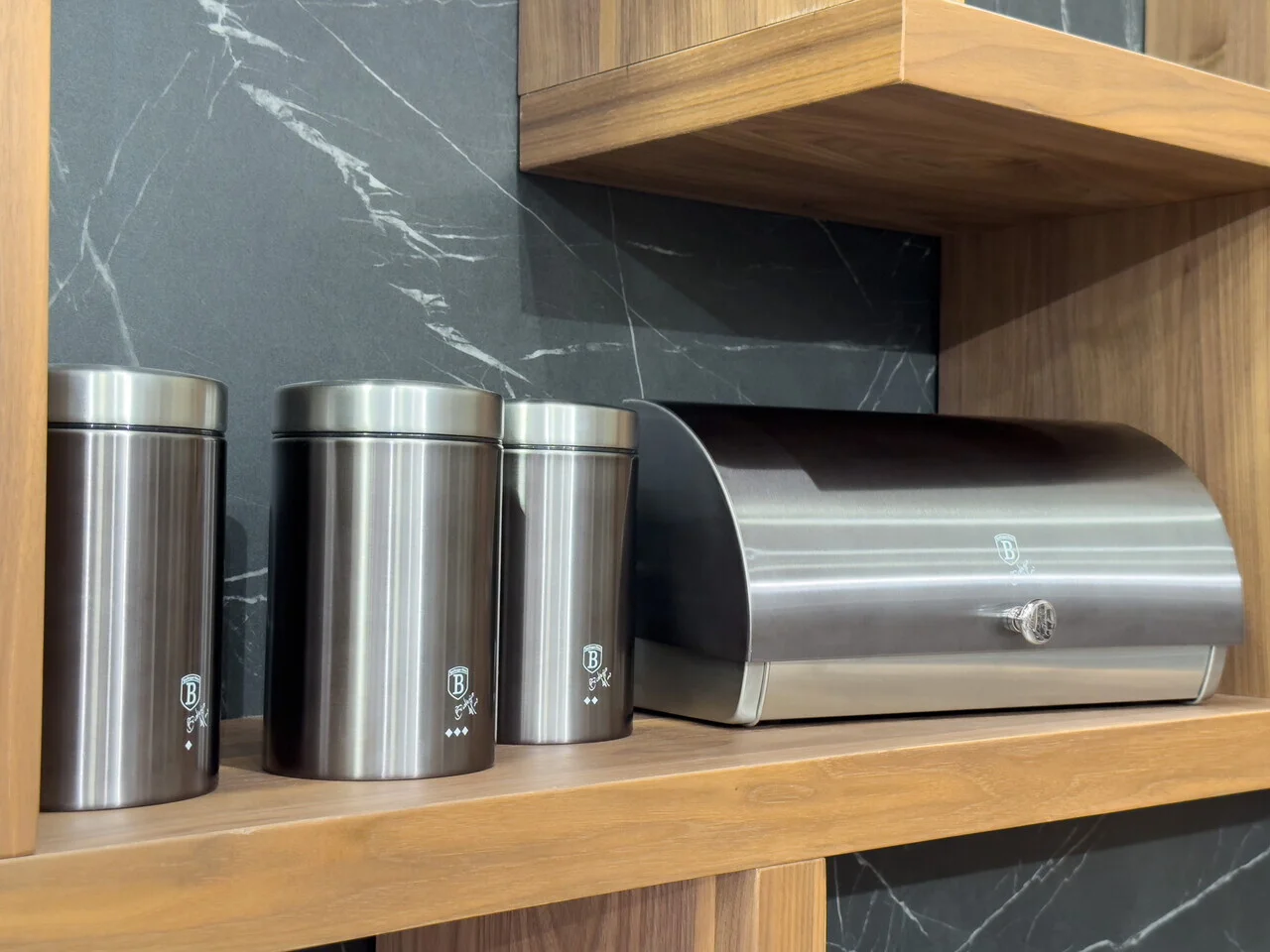 Set cutie pentru paine si 3 recipiente Berlinger Haus, Carbon Pro, 38.5x28x18.5 cm, inox, gri inchis/argintiu Set cutie pentru paine si 3 recipiente Berlinger Haus, Carbon Pro, 38.5x28x18.5 cm, inox, gri inchis/argintiu