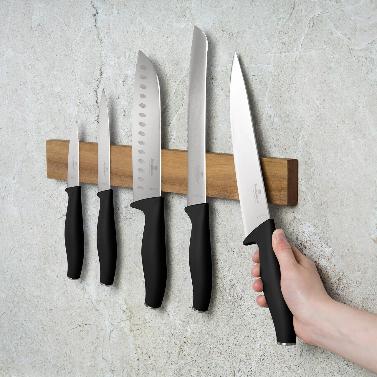 Set 5 cutite cu suport magnetic Berlinger Haus, Matte Black, inox/lemn, negru/natur Set 5 cutite cu suport magnetic Berlinger Haus, Matte Black, inox/lemn, negru/natur